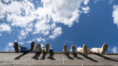 Sonnige Aussicht für die berufliche Zukunft nach dem Abi: Jugendliche aus nichtakademischen Familien können über ein Förderprogramm Unterstützung bekommen. (Foto: Frank Rumpenhorst/dpa/dpa-tmn)