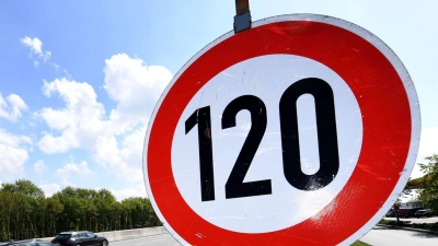 Nicht versteckt von Bäumen oder Büschen: Dieses Tempolimit-Schild ist gut erkennbar. (Foto: Carsten Rehder/dpa)