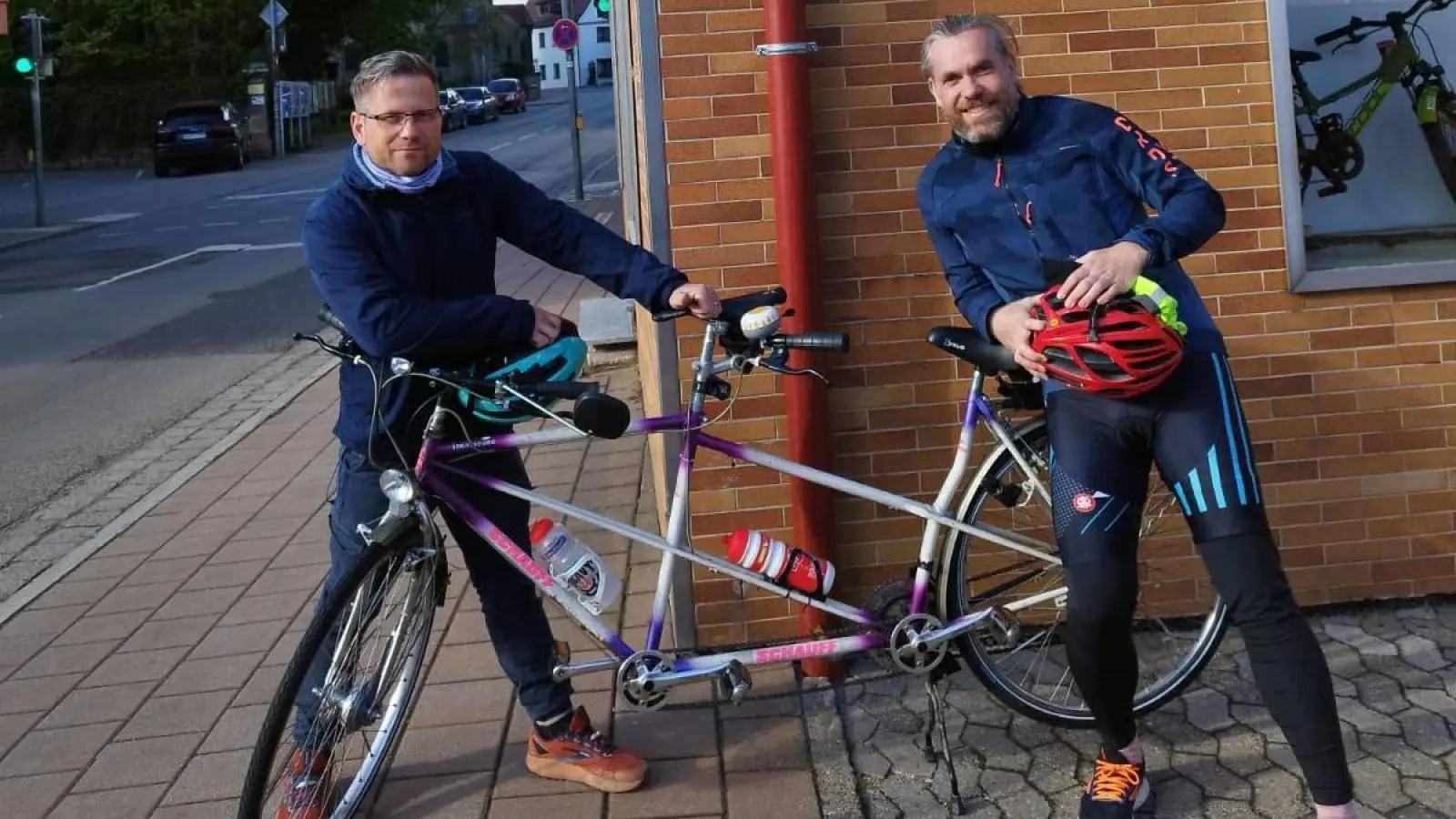 Andreas Walz (li.) und Michael Korol brechen in Heilsbronn mit dem Tandem auf. Am Freitag wollen sie in Paris sein. (Foto: Carolin Korol)