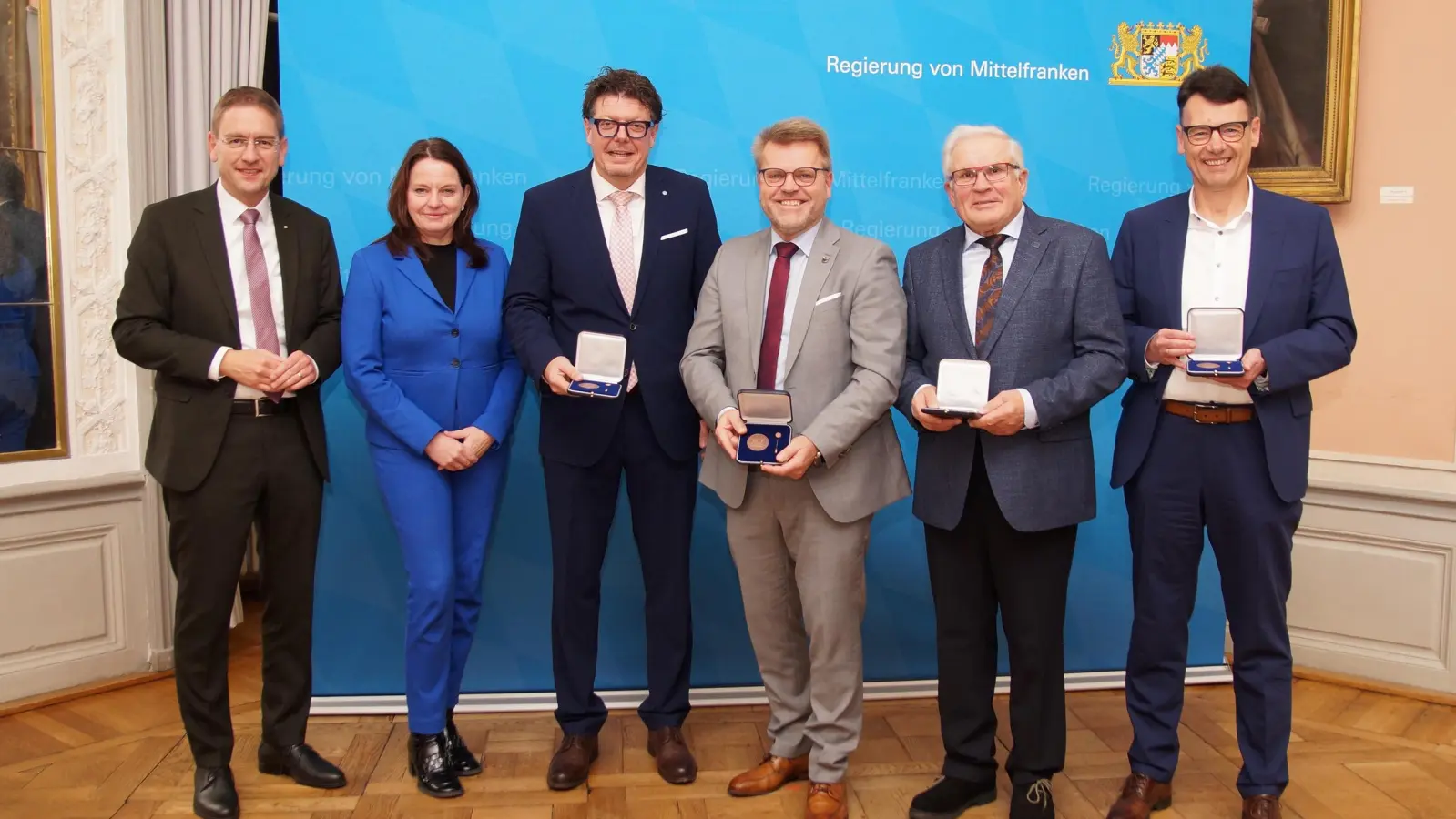 Erinnerungsfoto mit den Geehrten aus dem Landkreis Ansbach: (von links) Landrat Dr. Jürgen Ludwig, Dr. Kerstin Engelhardt-Blum, Alfons Brandl, Stefan Horndasch, Erwin Seitz und Manfred Niederauer. (Foto: Regierung von Mittelfranken/Thomas Müller)