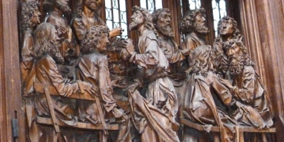 Hier, vor dem Heilig-Blut-Altar in der St.-Jakobs-Kirche, wird das Erzähltheater von Markus Grimm stattfinden. Dieses verwebt drei Zeitebenen miteinander: Spätgotik, biblisches Geschehen und Gegenwart. (Foto: Willi Pfitzinger)