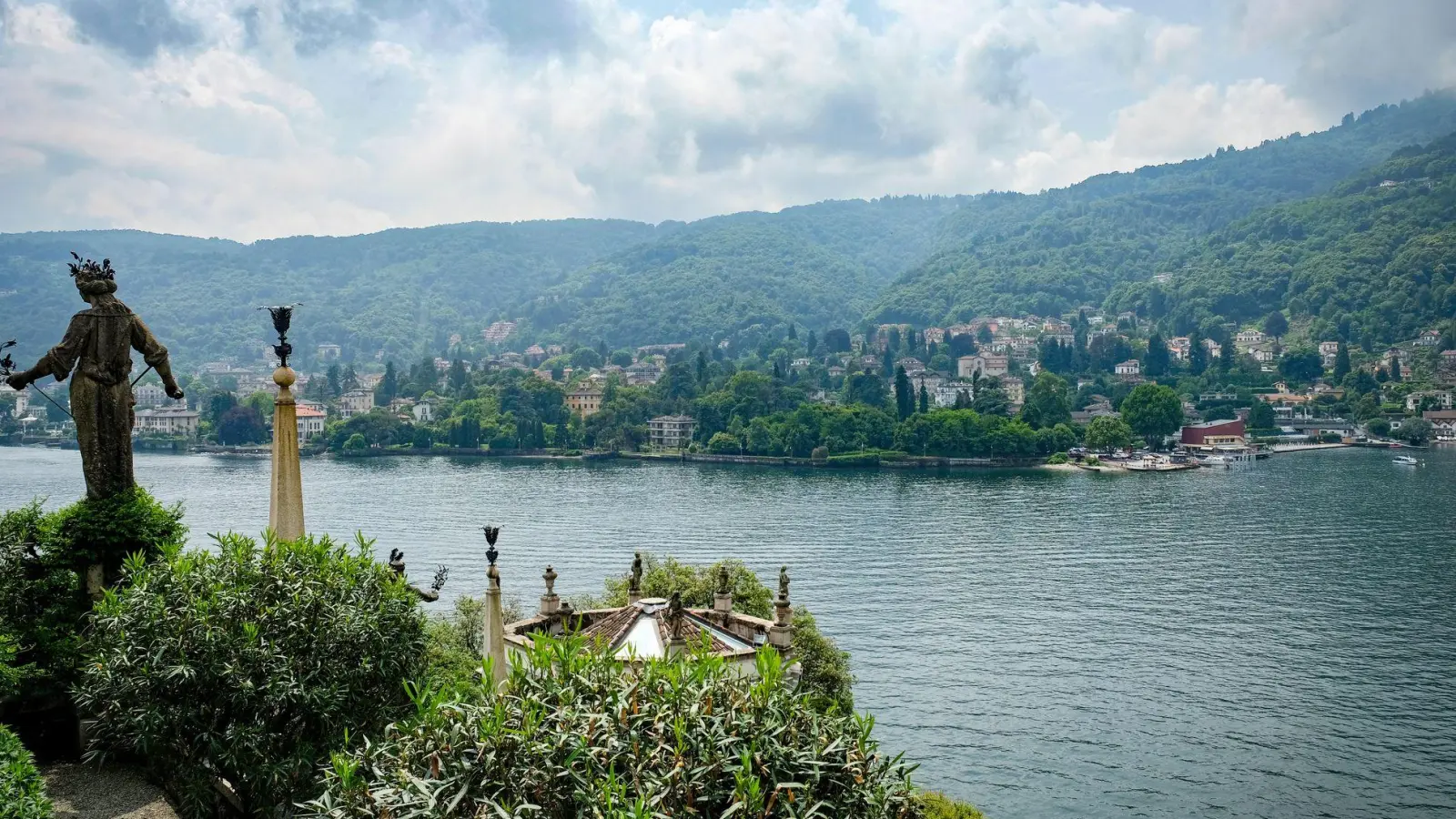 Inselperspektive: Blick von der Stufenpyramide der Isola Bella über See und Ufer. (Foto: Florian Sanktjohanser/dpa-tmn)