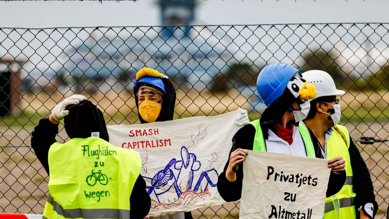 Als Pinguine verkleidete Aktivistin versuchen den Flughafen auf Sylt zu blockieren. (Foto: Axel Heimken/dpa)