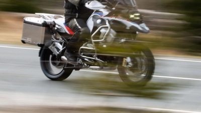 Beim Zusammenstoß zweier Motorräder bei Burk im Landkreis Ansbach verletzte sich ein 72-Jähriger schwer am Fuß. (Symbolbild: Swen Pförtner/dpa/dpa-tmn)