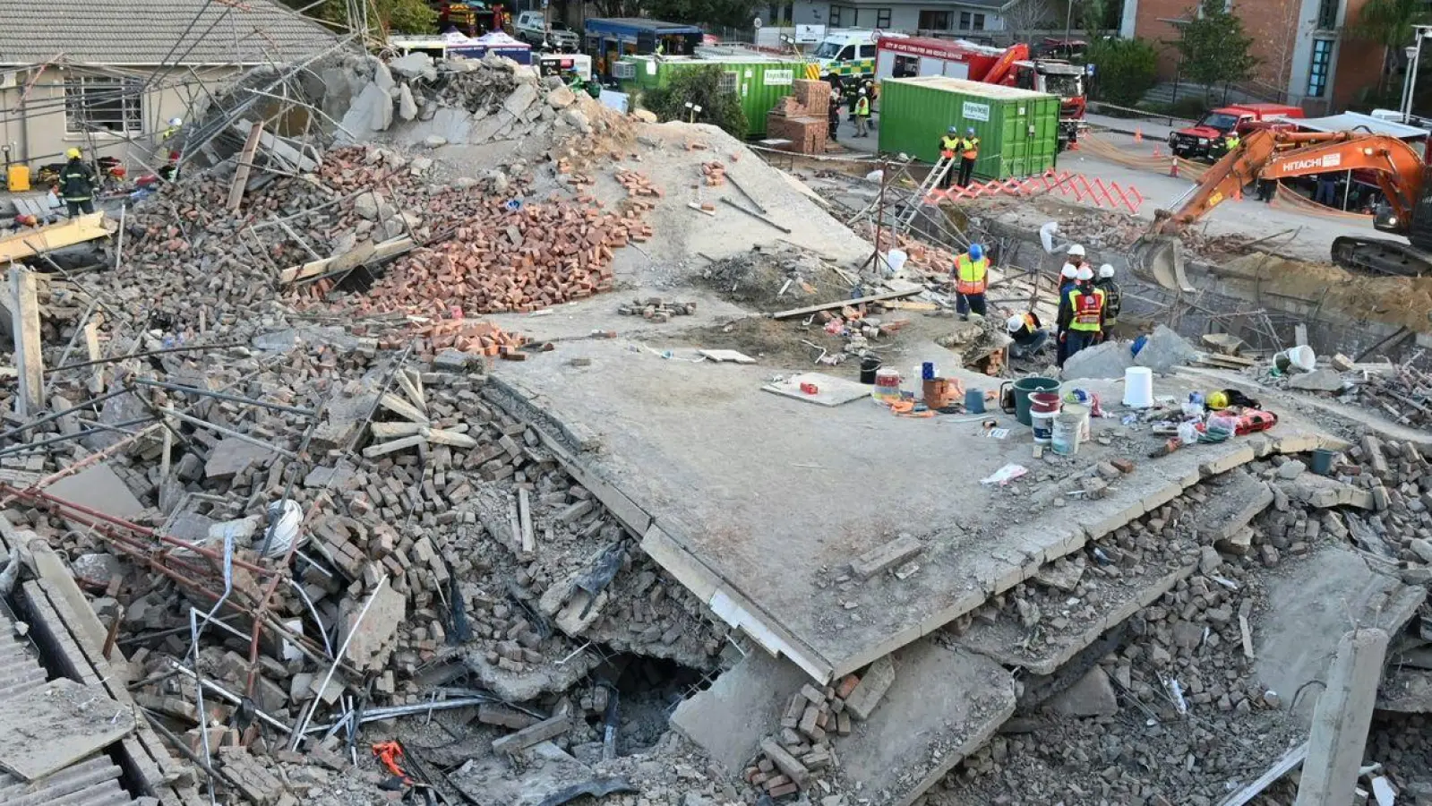 Die Ursache des Gebäudeinsturzes ist noch ungeklärt. (Foto: Uncredited/AP/dpa)