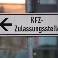 In Uffenheim bleibt die Kfz-Zulassungsstelle wegen Personalmangels drei Monate lang geschlossen. Danach folgt das neue Rotationsmodell. (Symbolbild: picture alliance / Armin Weigel/dpa)