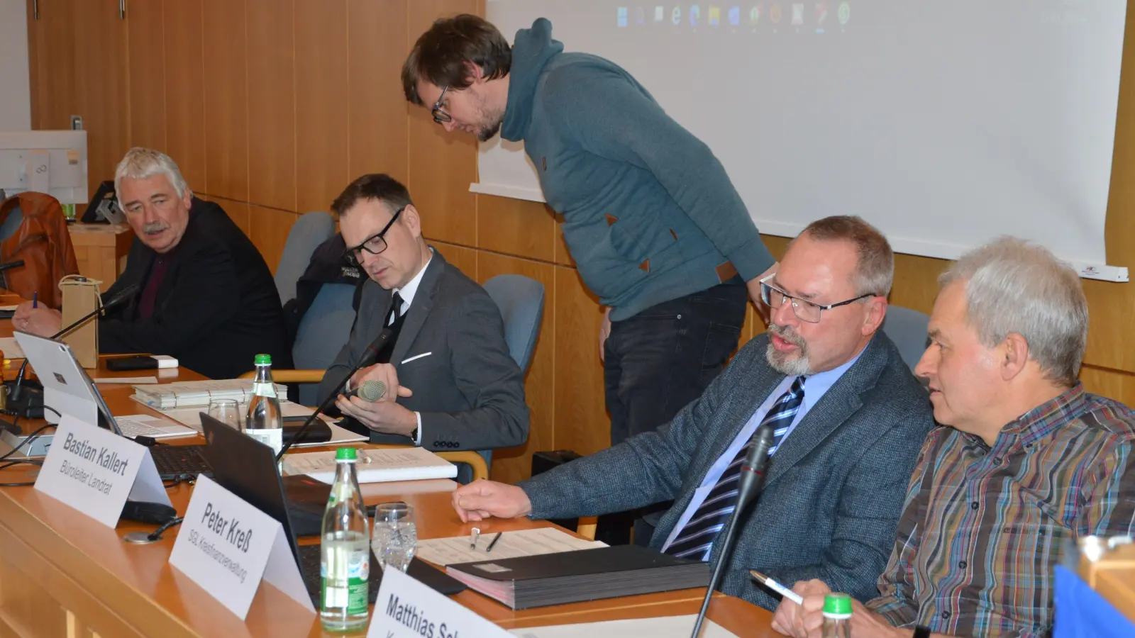 Eher gedrückte Stimmung herrschte bei den Landkreisverantwortlichen vor und während der Aussprache zum Landkreishaushalt. Von rechts: Matthias Schneider (Kreisfinanzverwaltung), Kämmerer Peter Kreß, Büroleiter Bastian Kallert, Landrat Dr. Christian von Dobschütz und sein Stellvertreter Reinhard Streng.  (Foto: Patrick Lauer)