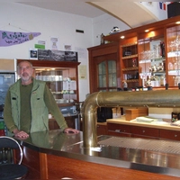 Der Thekenbereich im Café Merhaba: Das Angebot der Stabstelle Integration, die Peter Jüdt leitet, hat seit über einem Jahr seine Heimat im ehemaligen Gasthof „Lamm“ an Feuchtwangens Marktplatz. (Foto: Jasmin Kiendl)