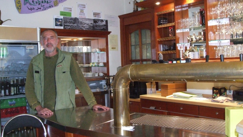 Der Thekenbereich im Café Merhaba: Das Angebot der Stabstelle Integration, die Peter Jüdt leitet, hat seit über einem Jahr seine Heimat im ehemaligen Gasthof „Lamm“ an Feuchtwangens Marktplatz. (Foto: Jasmin Kiendl)
