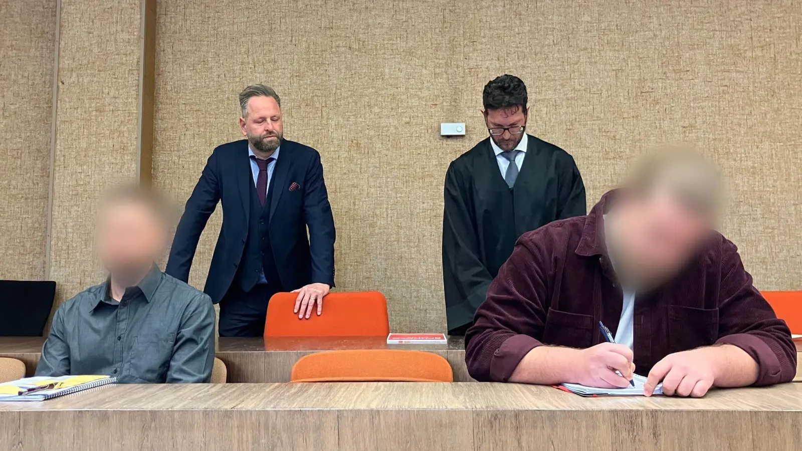 Die beiden Angeklagten schwiegen zunächst. (Foto: Britta Schultejans/dpa)