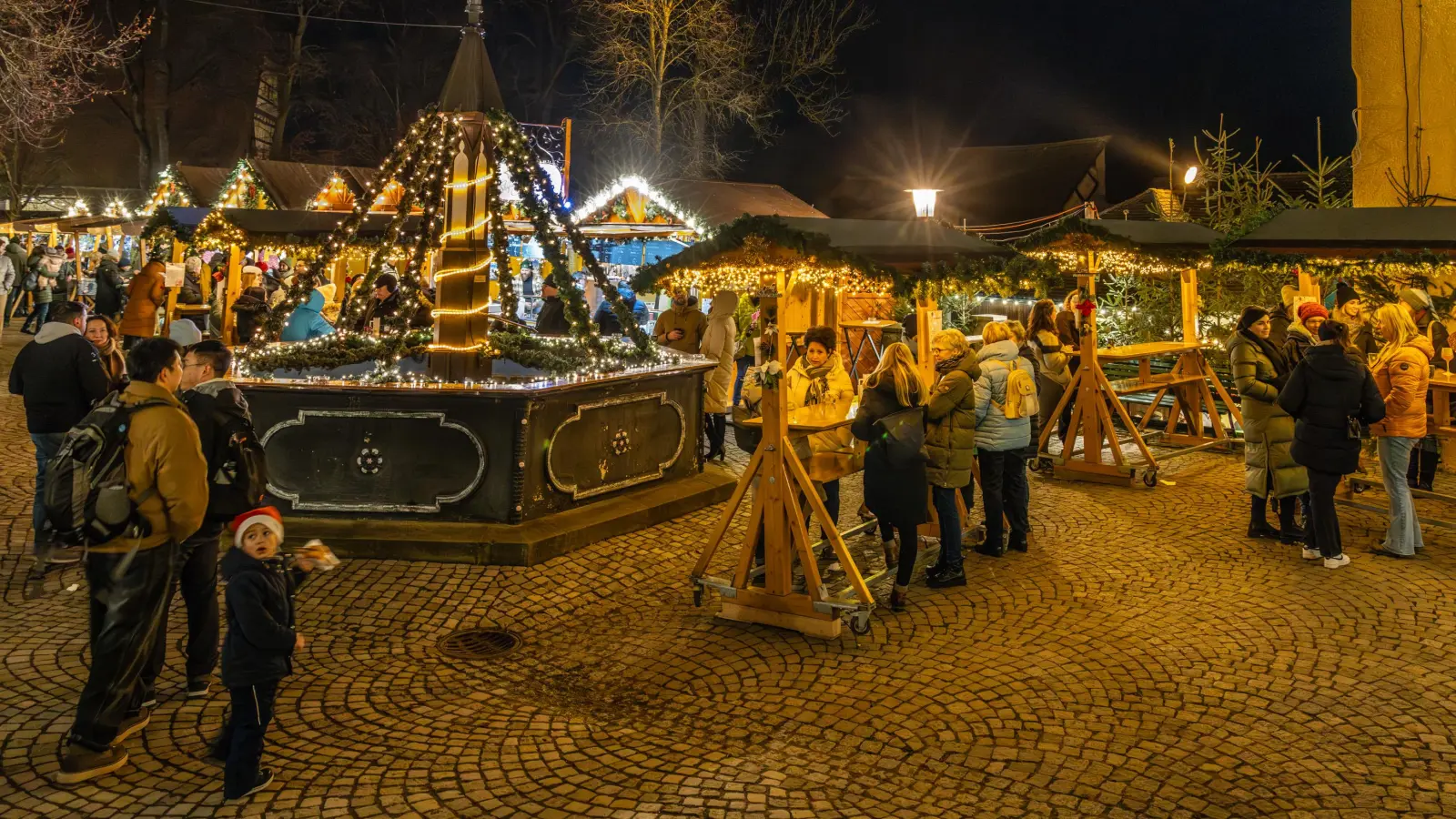 Es fehlte nur der Schnee. Gleichwohl lockte der Dinkelsbühler Weihnachtsmarkt im Spitalhof tausende Besucherinnen und Besucher in die historische Altstadt. (Foto: Günter Schmidt)