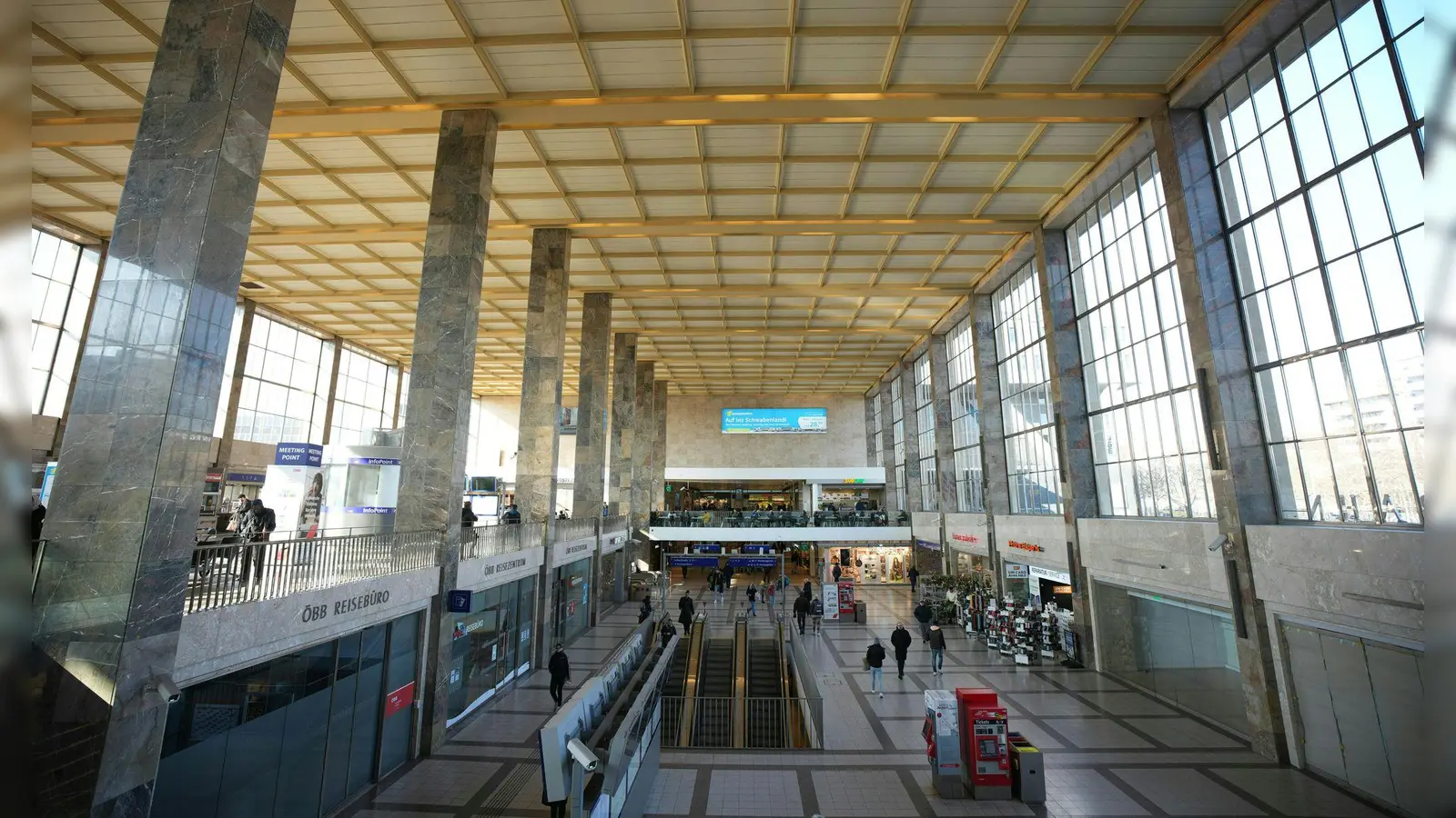 Der Westbahnhof ist einer der wichtigsten Verkehrsknotenpunkte Wiens. (Foto: Georg Hochmuth/APA/dpa)