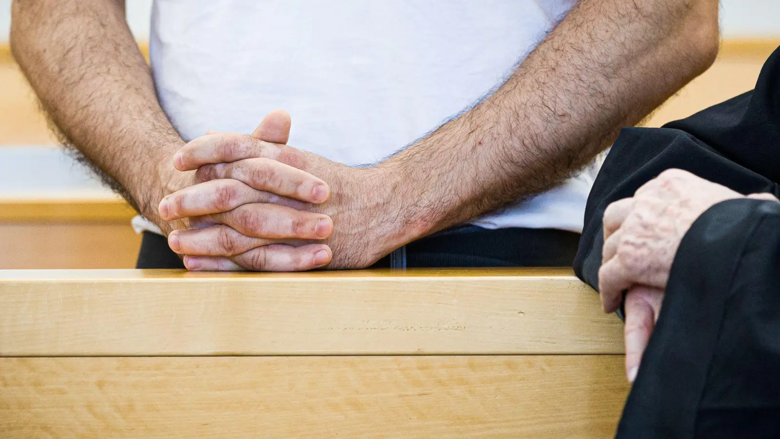Ein 49 Jahre alter Arzt steht in Hannover vor Gericht - er soll Patienten mit Medikamenten getötet und es in einem Fall versucht haben. (Foto: Moritz Frankenberg/dpa)