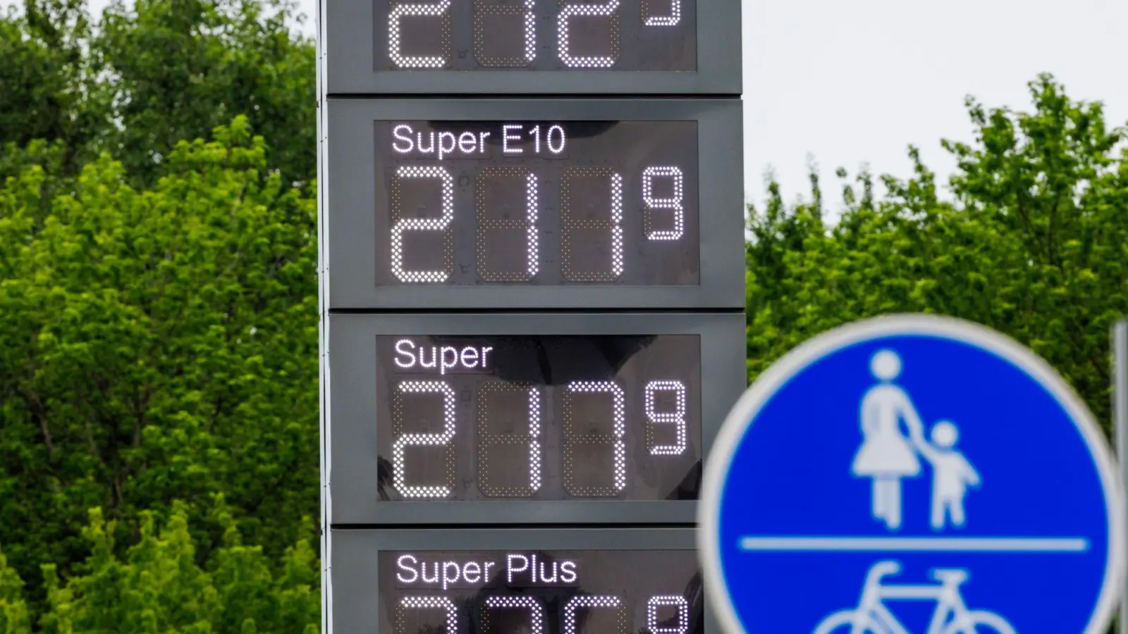Nach dem Mittagssprung lagen Benzin und Diesel im bundesweiten Durchschnitt deutlich über 2 Euro pro Liter. (Foto: Jens Büttner/dpa)