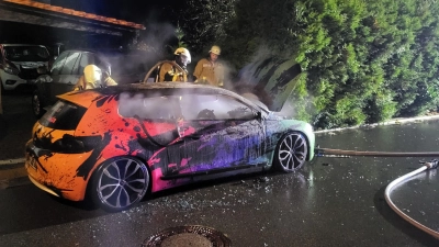 Völlig ausgebrannt ist am Samstagabend ein Personenwagen in Illesheim.  (Foto: NEWS5/Enrico Wohlgemuth)