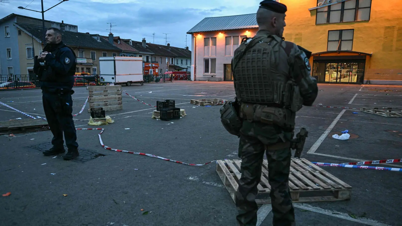 Ob der getötete Mann sich dem Angreifer entgegenstellte oder zufällig zum Opfer wurde, ist noch unklar. (Foto: Sebastien Bozon/AFP/dpa)