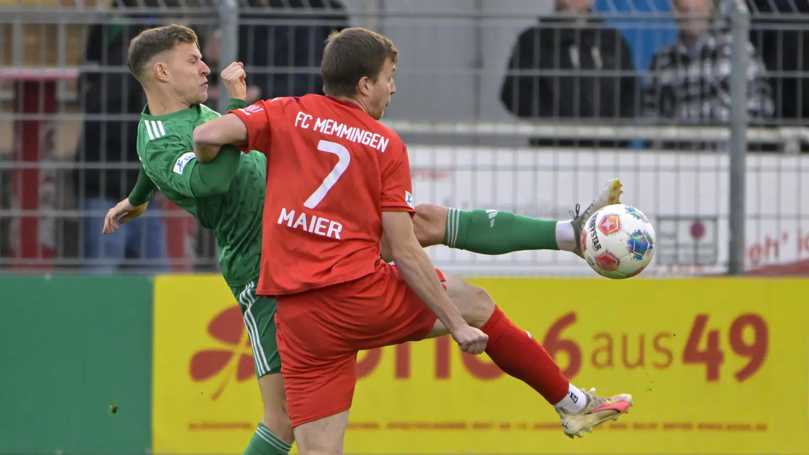 Dass Riko Manz (links, hier mit dem Memminger Pascal Maier) fehlt, ist bei der SpVgg Ansbach so selten wie ein Lottogewinn. (Foto: Martin Rügner)