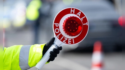 Die Verkehrspolizei hat bei Aurach auf der A6 einen Porschefahrer ohne Fahrerlaubnis erwischt. (Symbolbild: Sven Hoppe/dpa)