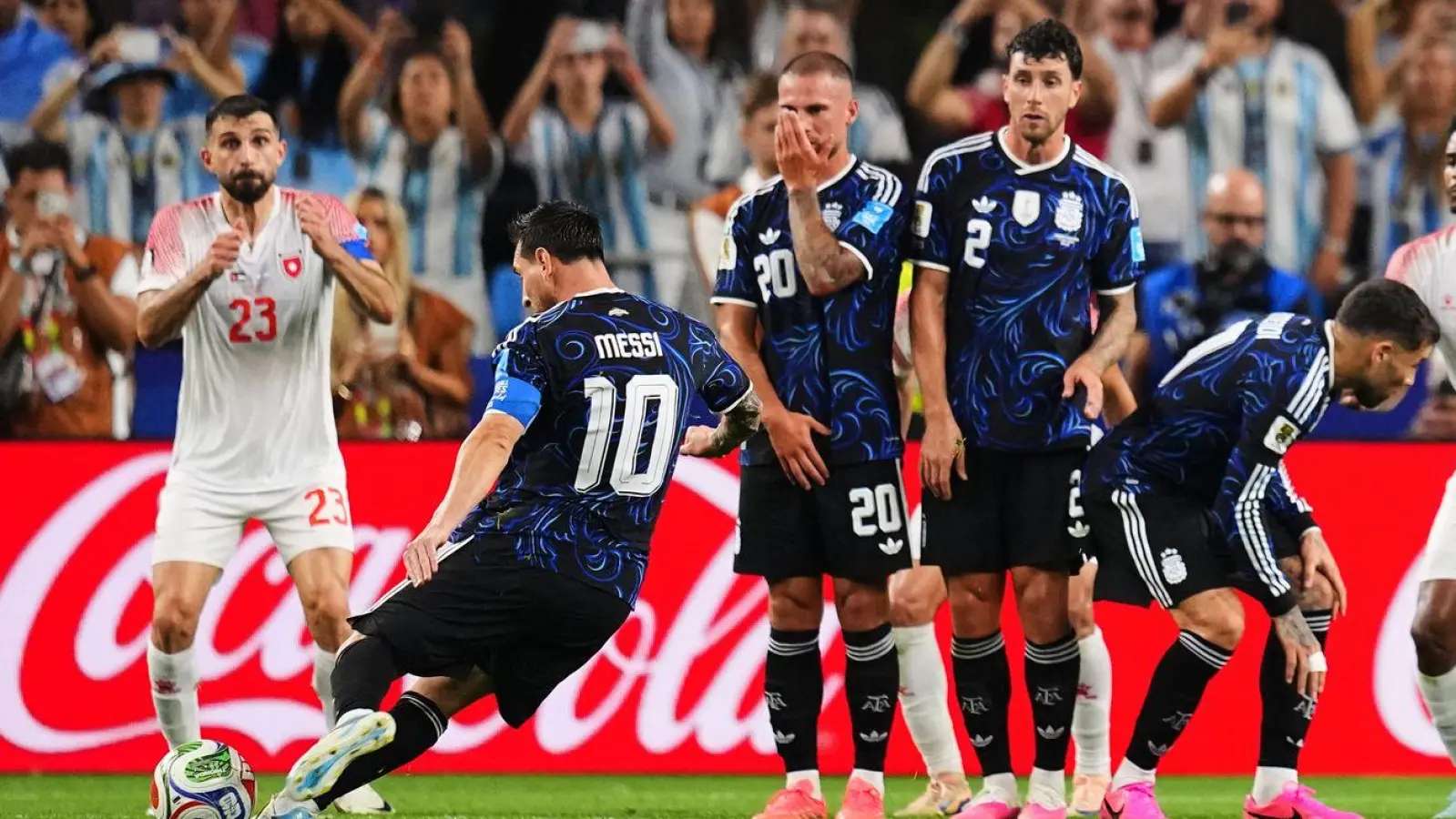  Lionel Messi trifft per Freistoß gegen Jordanien. (Foto: Julio Cortez/AP/dpa)