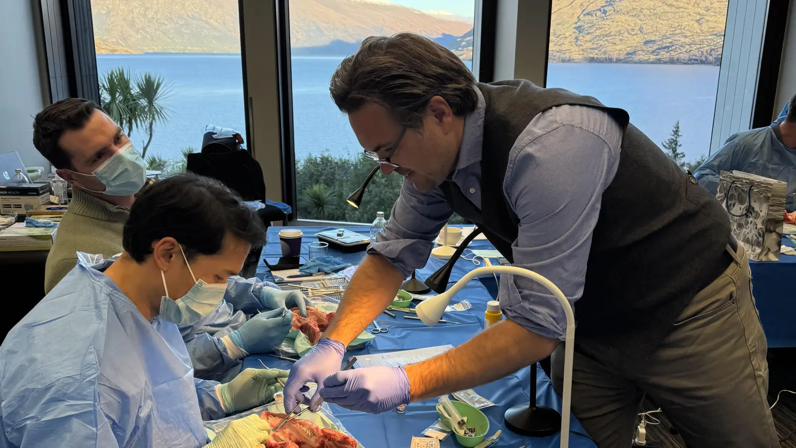Dr. Dr. Markus Tröltzsch beim Seminar für Oralchirurgen in Queenstown. Im Hintergrund die spektakuläre Natur Neuseelands. (Foto: Dr. George Alexandros)