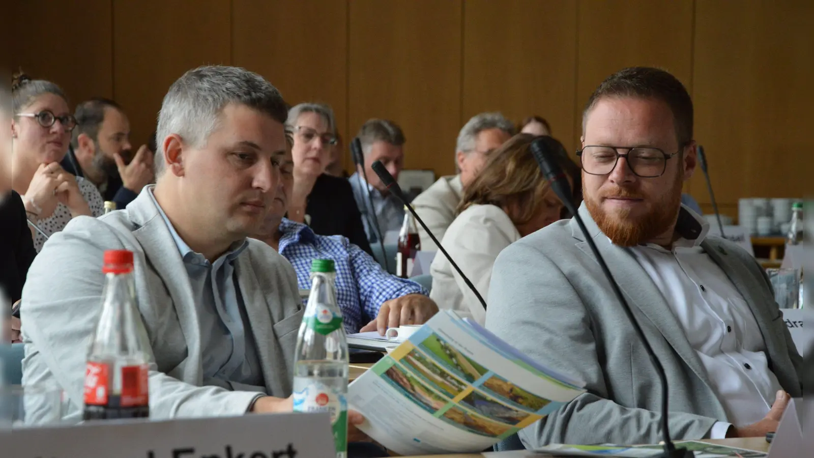Ein Bild mit Symbolcharakter: Bei der Sitzverteilung zur Bürgermeister-Dienstversammlung war darauf geachtet worden, dass Philipp Flierl, (links) neuer Bürgermeister in Bad Windsheim, und sein ebenfalls neu gewählter Neustädter Amtskollege Alexander Müller, direkt nebeneinander sitzen. Die beiden verstanden sich offenbar gut – eine potenzielle Rivalität der beiden größten Landkreisstädte soll so im Keim erstickt werden,  (Foto: Patrick Lauer)