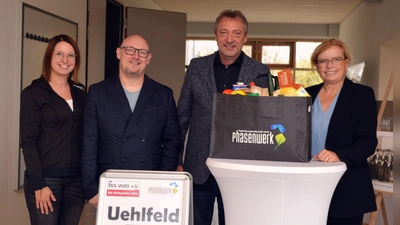 Mit dem offiziellen Startschuss in Uehlfeld schließt sich nun die siebte Kommune im Landkreis dem Seniorentüten-Projekt der Aischgründer Tafel an. Darüber freuen sich (von links) Ivy Flauger von der Unterstützerfirma „Phasenwerk“, Thomas Nicol, Detlef Genz und Gabi Schmidt. (Foto: Johannes Zimmermann)