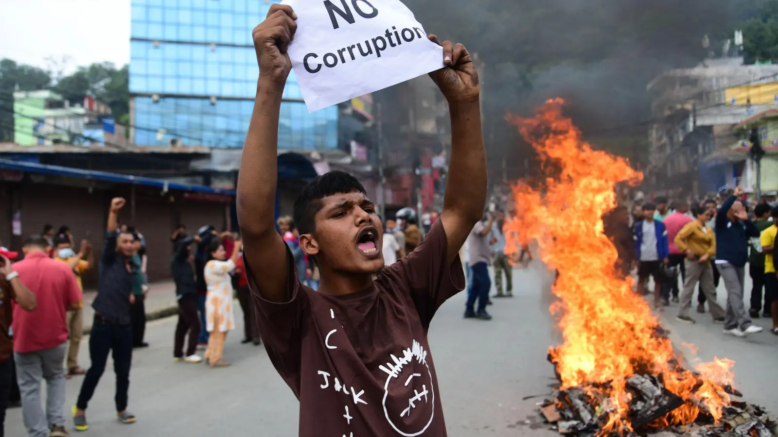 Ein Demonstrant in Nepal hält ein Blatt mit der Forderung nach einem Ende der Korruption hoch.  (Foto: Safal Prakash Shrestha/ZUMA Press Wire/dpa)
