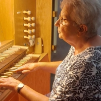 Heidi Keßler spielt schon seit mehr als fünf Jahrzehnten die Orgel während der Gottesdienste im Münchsteinacher Münster. Seit Langem organisiert sie inzwischen auch den Orgelsommer. (Foto: Sandra Buchwald)