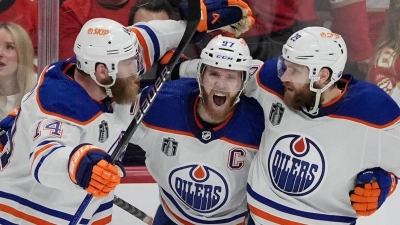 Spieler des Spiels war Connor McDavid (M.), der an vier Toren der Oilers direkt beteiligt war. (Foto: Rebecca Blackwell/AP)