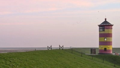 So friedlich: Der Pilsumer Leuchtturm in den frühen Morgenstunden. (Foto: Lars Penning/dpa)