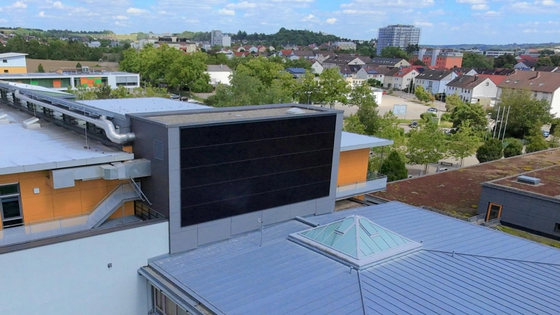 Als erste Liegenschaft des Landkreises Ansbach verfügt die Johann-Steingruber-Realschule in Ansbach nun über eine Fassaden-Photovoltaikanlage. (Foto: Landratsamt Ansbach/Martin Fellner)