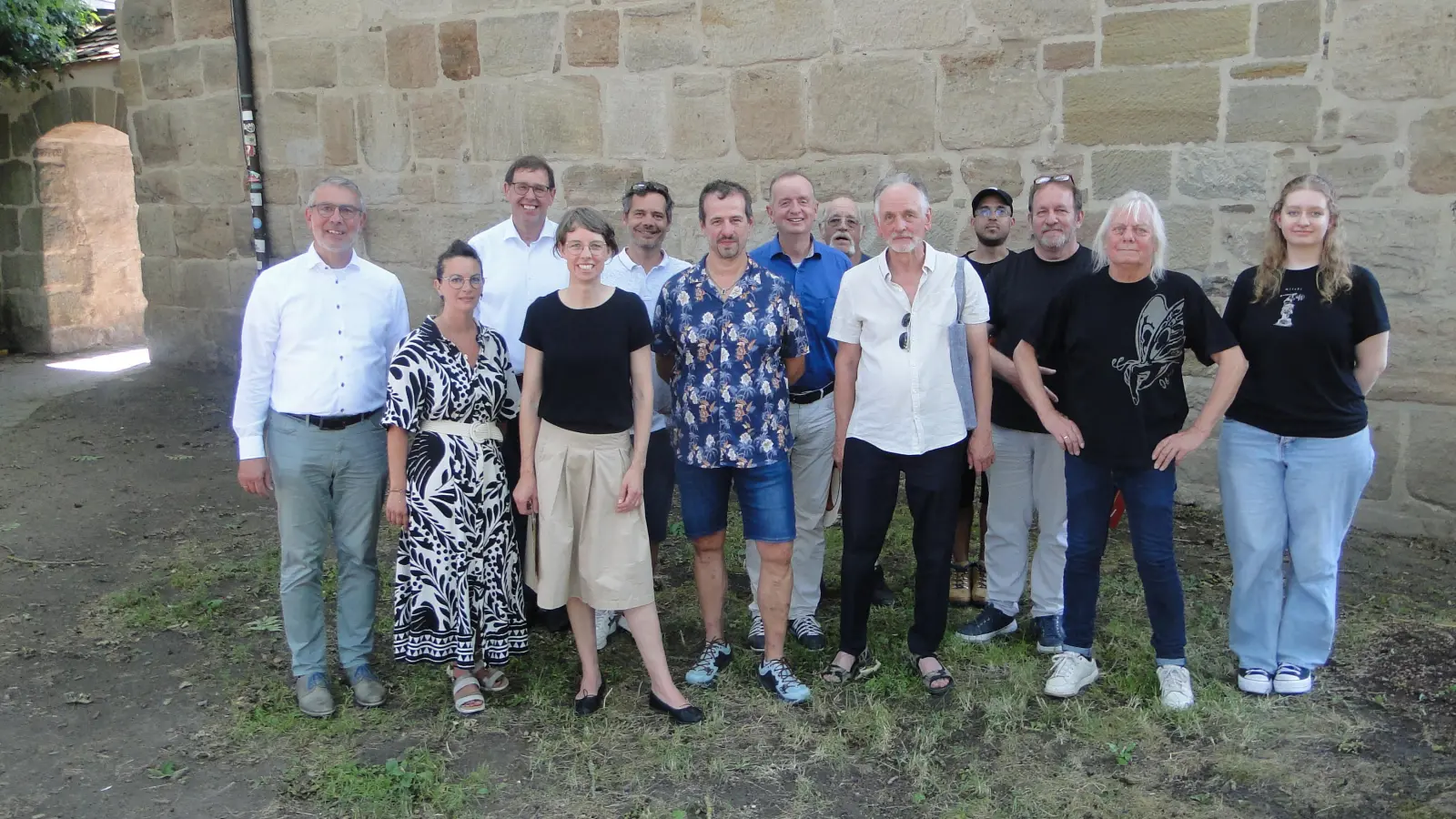 Vertreter der Stadt, des Kulturforums und der Gastronomie freuen sich auf das Fest auf der Ziegenwiese (von links): Matthias Büttner, Isabella Ruttmann, Oliver Englert, Nadja Wilhelm, Sebastian Buhl, Bernd Krauß, OB Thomas Deffner, Ralph Millsaps, Hans Ruppert, Markus Fischer, Udo Seidel, Pete Mayhew und Lisa Stadelmann. (Foto: Winfried Vennemann)