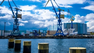 Der Kieler U-Bootbauer Thyssenkrupp Marine Systems (TKMS) will einen dreistelligen Millionenbetrag in den Standort Wismar investieren. (Archivbild) (Foto: Jens Büttner/dpa)