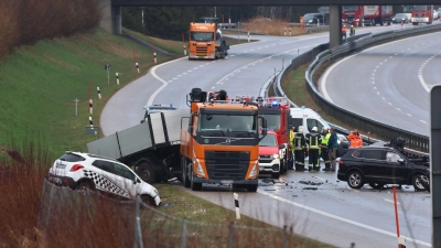 Auf der A7 starb ein Mann bei einem Unfall mit zwei Autos und einem Lkw. (Foto: Karl-Josef Hildenbrand/dpa)