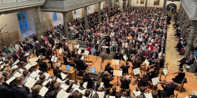 Blick in die Notenblätter: Der Windsbacher Knabenchor und das Freiburger Barockorchester singen und musizieren in der voll besetzten Gumbertuskirche ...  (Foto: Lara Hausleitner)
