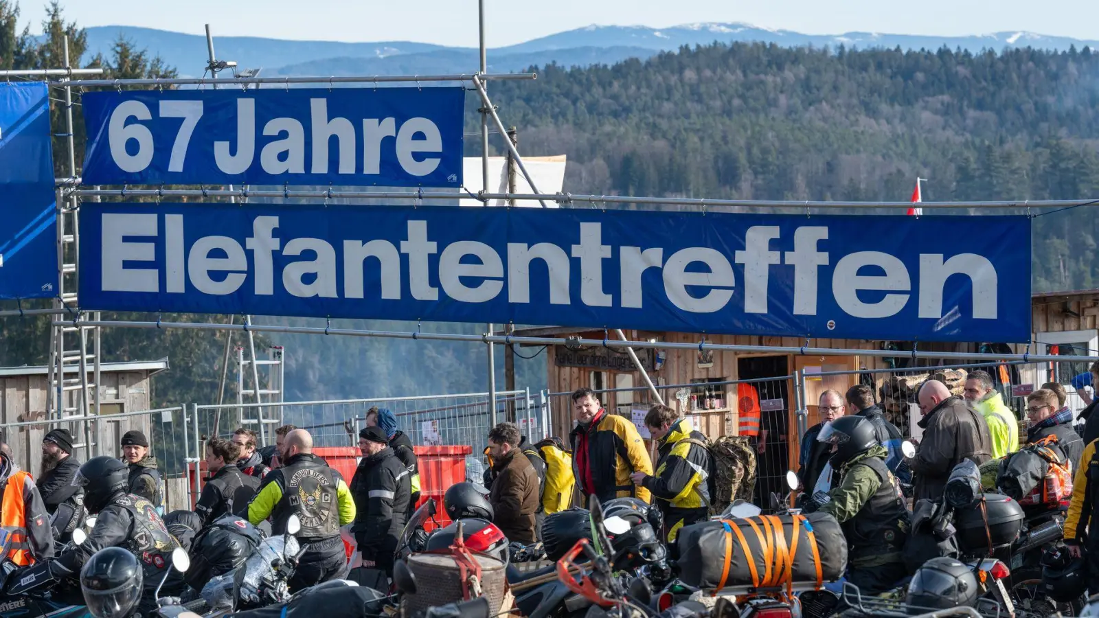 Mehr als 4000 Biker kamen am Wochenende zum „Elefantentreffen“ im Bayerischen Wald zusammen. (Foto: Armin Weigel/dpa)