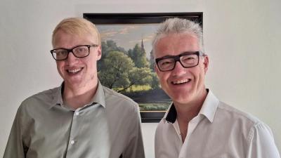 Feuchtwangens Bürgermeister Patrick Ruh (rechts) begrüßte Simon Schindler als neuen Leiter der Abteilung „Tourismus und Veranstaltungen“. (Foto: Stadt Feuchtwangen/Reinhard Reck)