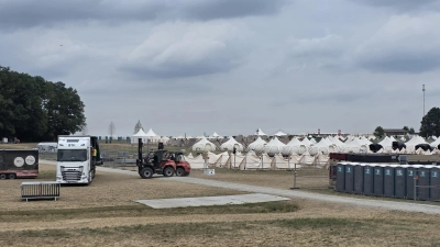 Einen Tag nach der Abreise der Metal-Fans läuft der Abbau von Zelten und Bühnen auf Hochtouren. Was Mülltrennung und Reinigung der Flächen angeht, so lobt der Veranstalter Silverdust das disziplinierte Verhalten der Summer-Breeze-Besuchenden. (Foto: Markus Weinzierl)