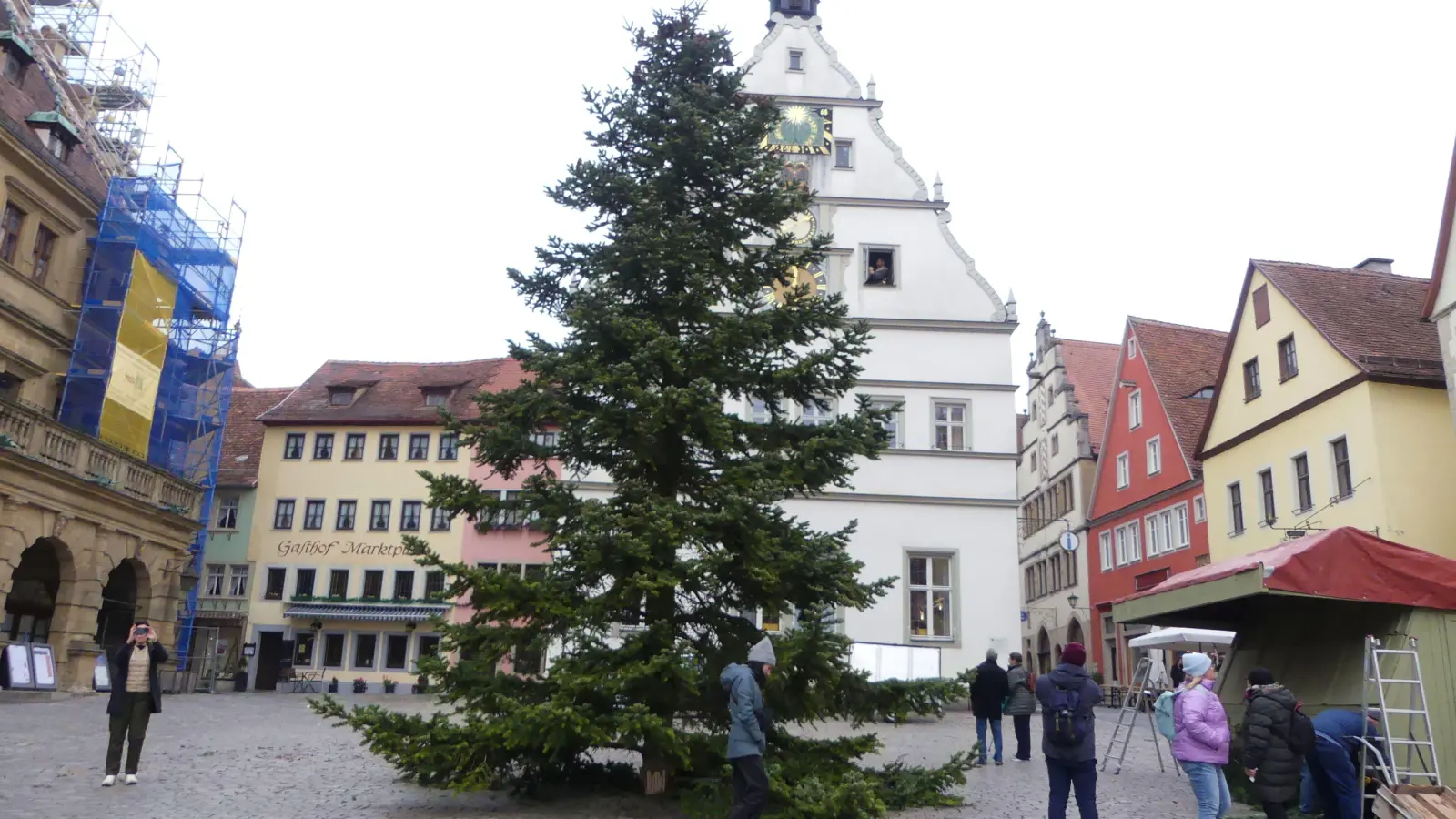 Der Weihnachtsbaum steht, wo er hingehört. (Foto: Mia Stieber)