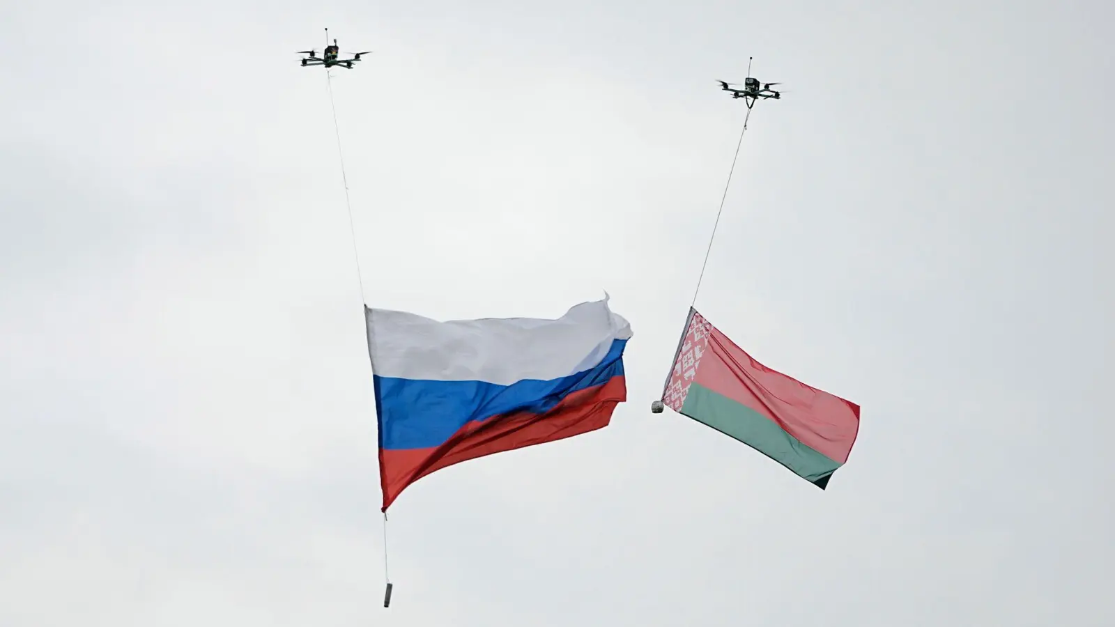 Die russische Armee kooperiert eng mit den Streitkräften von Belarus.  (Foto: Pavel Bednyakov/AP/dpa)