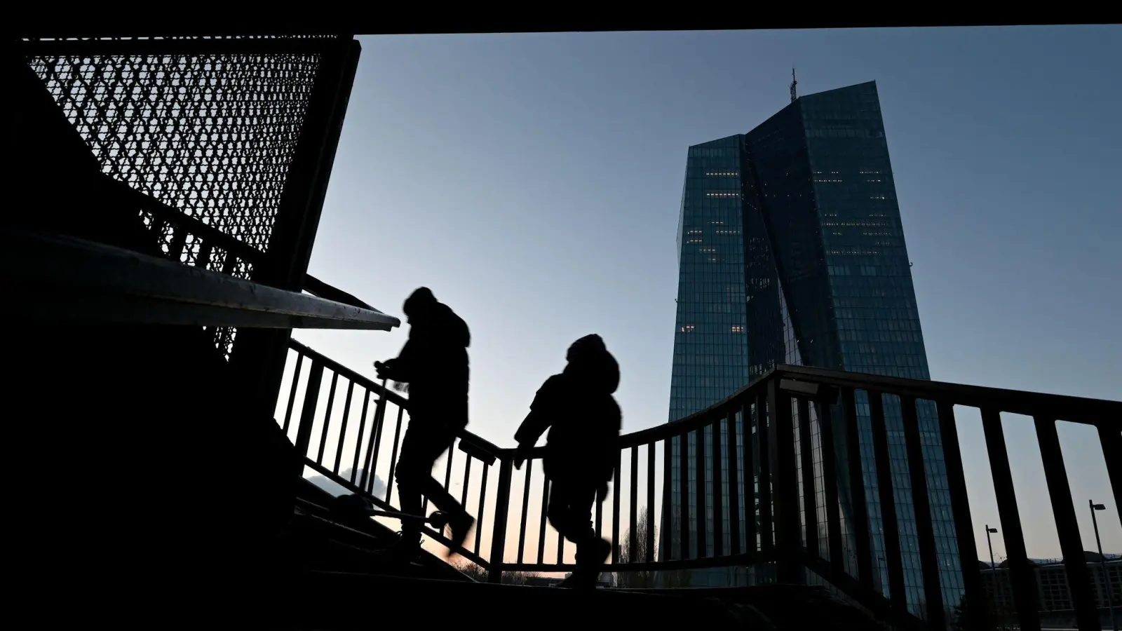 Hält an ihrem Kurs fest: Die Europäische Zentralbank hat erneut den Leitzins angehoben. (Foto: Arne Dedert/dpa/dpa-tmn)