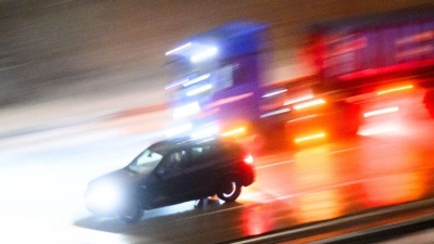 Reifenplatzer? Festhalten, Spur halten, sanft bremsen. Der Automobil-Club Verkehr erklärt, wie man die Situation meistert – bevor es richtig gefährlich wird. (Foto: Julian Stratenschulte/dpa/dpa-tmn)