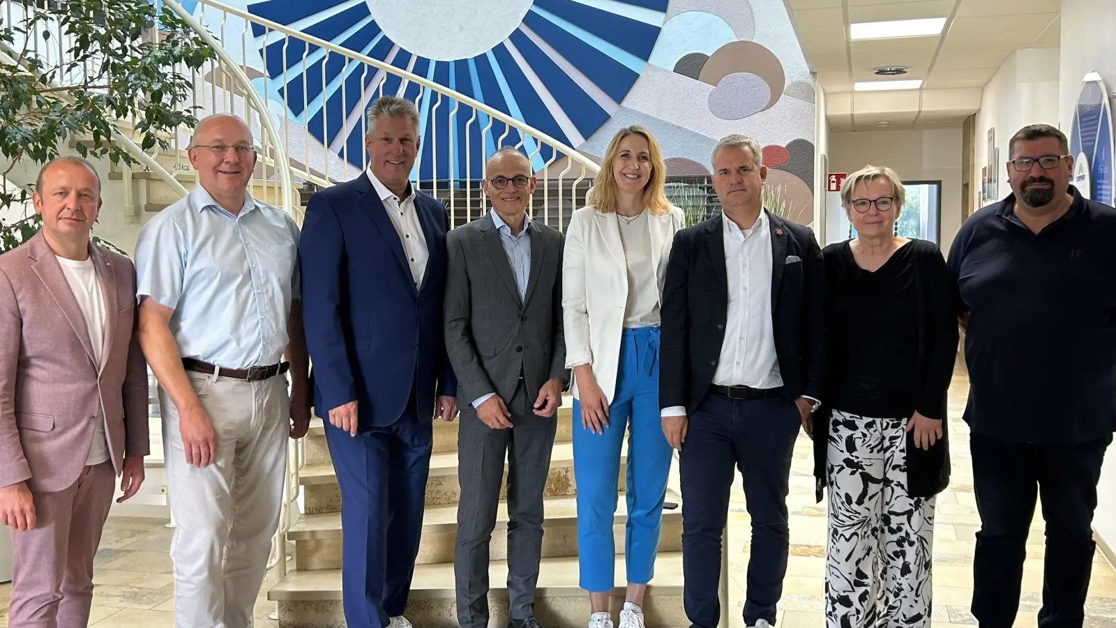 Sie waren an der Gründung des Gemeinschaftsunternehmens beteiligt (von links): André Merkel, Geschäftsleiter Hauptbetrieb Nürnberg Dorfner; Dirk Bär, Operativer Geschäftsleiter Dorfner; Peter Engelbrecht, Gesamtgeschäftsführer Dorfner; Michael Krach, Kaufmännischer Vorstand Diakoneo, Ina Strickstrock, Vorständin Personal und Unternehmensentwicklung Diakoneo, Nicolai Gögler, Projektleiter Diakoneo; Brigitte Merk, Leitung Catering-Service; Stephan Müller, Regionalleiter Dorfner. (Foto: Dorfner)