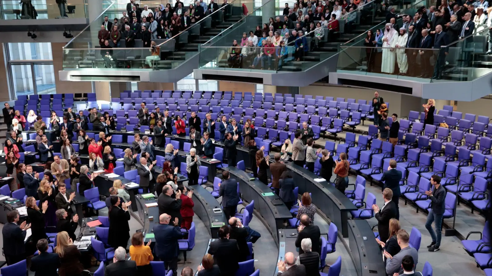 Der Antrag, die Verbrechen an den Jesidinnen und Jesiden als Völkermord anzuerkennen, wurde einstimmig angenommen. (Foto: Carsten Koall/dpa)