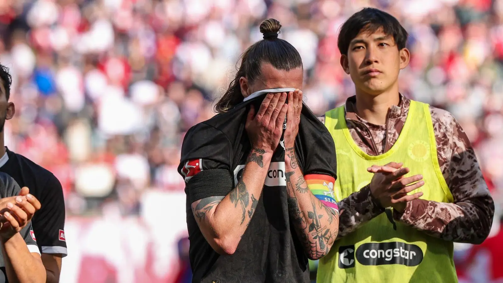 Anspannung im Abstiegskampf: Die Spieler des FC St. Pauli mit Kapitän Jackson Irvine (m) nach der Niederlage in Leipzig. (Foto: Jan Woitas/dpa)