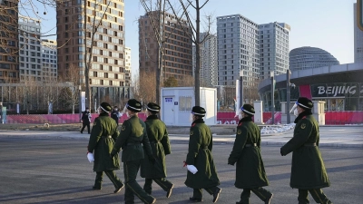 Polizisten patrouillieren in der Nähe des Athletendorfs in Peking. (Foto: -/kyodo/dpa)