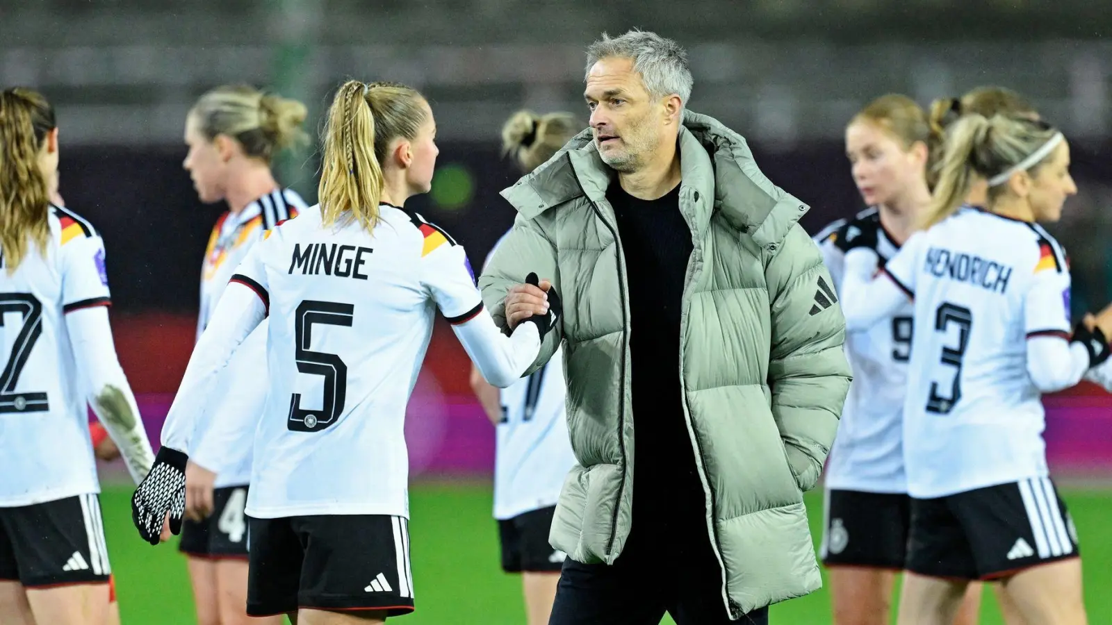 Unzufrieden mit dem 0:0 auf dem Betzenberg: Bundestrainer Christian Wück. (Foto: Uwe Anspach/dpa)