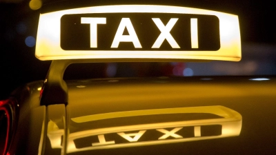 Ohne zu bezahlen: Zwei Frauen versuchten nach einer Taxifahrt von Nürnberg nach Rothenburg zu flüchten. (Foto: Daniel Karmann/dpa)