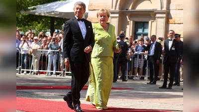 Angela Merkel mit Ehemann Joachim Sauer bei der Eröffnung der Bayreuther Richard-Wagner-Festspiele 2022: Wegen ihres leuchtend grünen Outfits wurde auch die ehemalige Bundeskanzlerin in den sozialen Medien zum „Brat Girl“ ernannt. (Foto: Karl-Josef Hildenbrand/dpa/dpa-tmn)