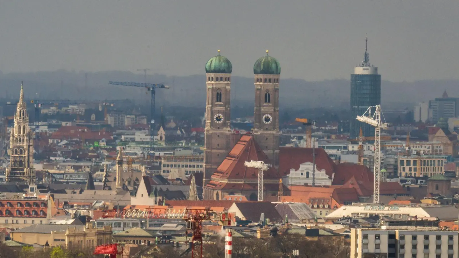 Soll künftig zwei weitere markante Erhebungen beinhalten: die Münchner Skyline. (Archivbild) (Foto: Peter Kneffel/dpa)